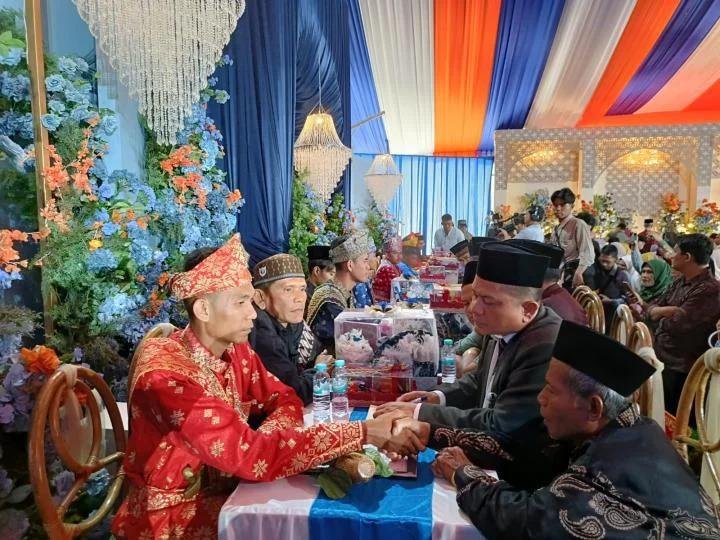 Ribuan Warga Meriahkan Pernikahan Massal Gratis 71 Pasangan